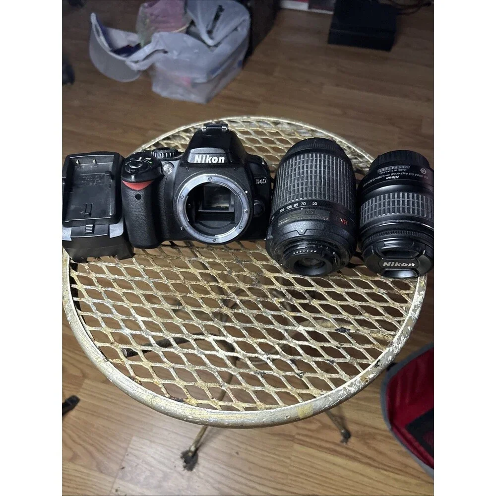 Nikon D40 Digital SLR camera w/DX 18-55 & 55-200mm lens & Battery Charger Tested